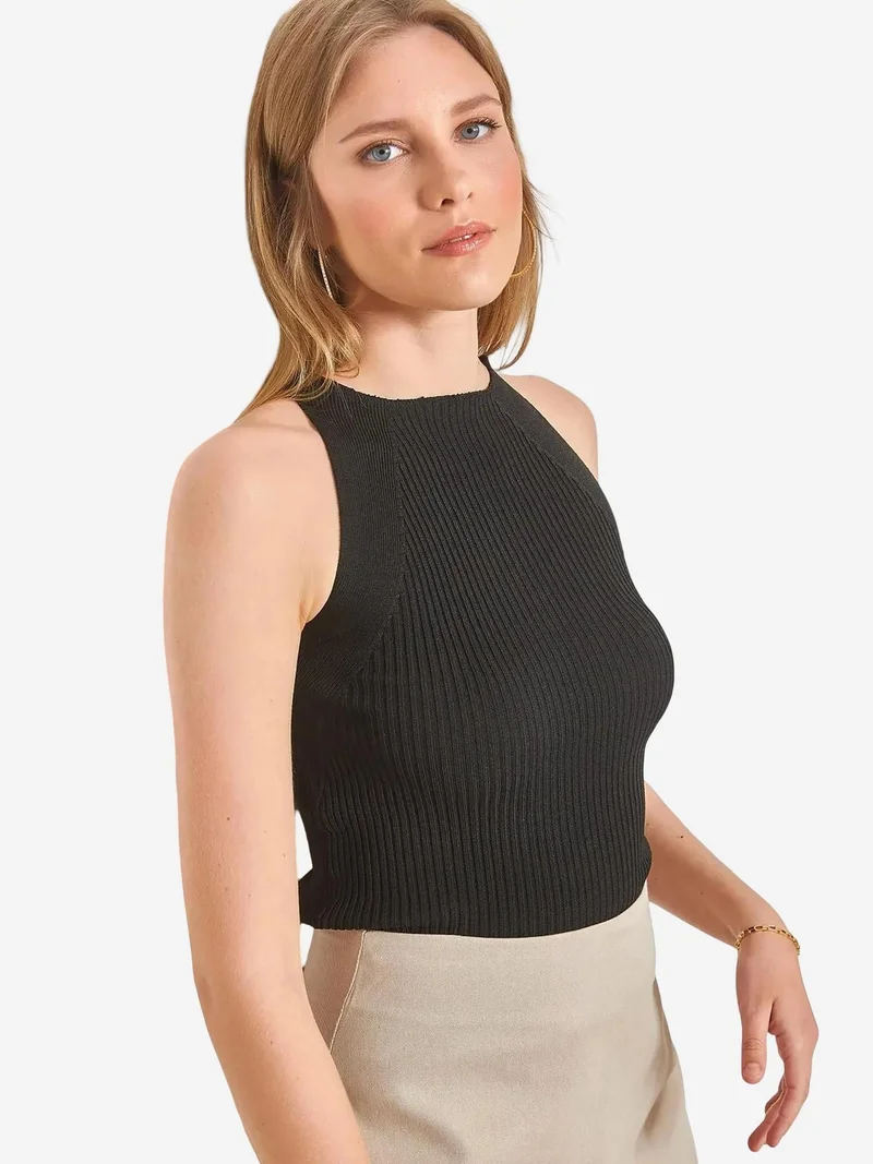 Cropped Knitted Top with Crew Neck