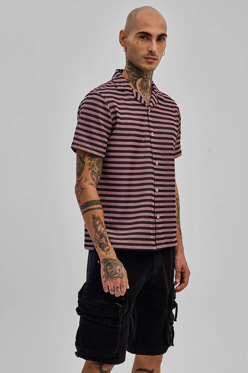 سنيتش قميص مخطط وردي بنقوش