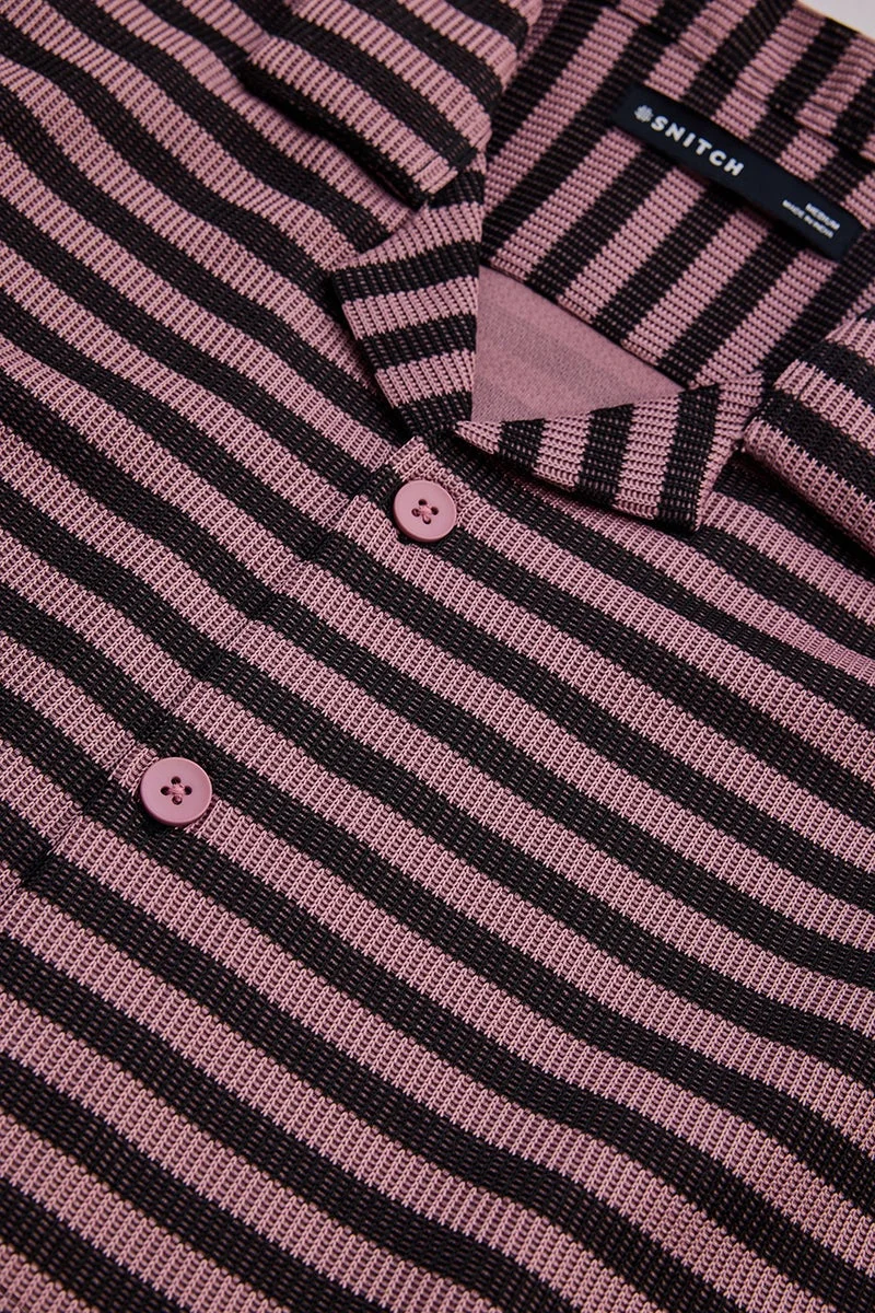 سنيتش قميص مخطط وردي بنقوش