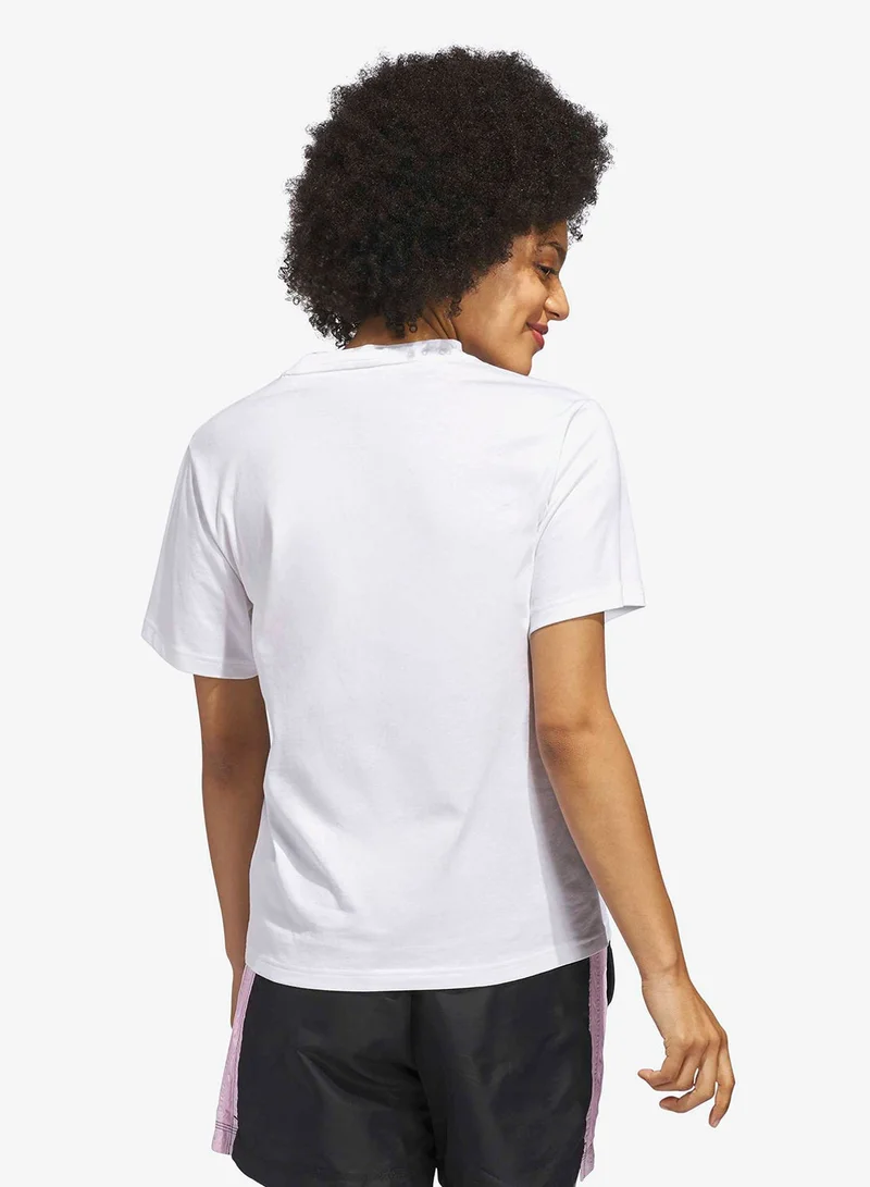 اديداس تيشيرت برسومات شعار كبير منقوش بنقشة مربعات