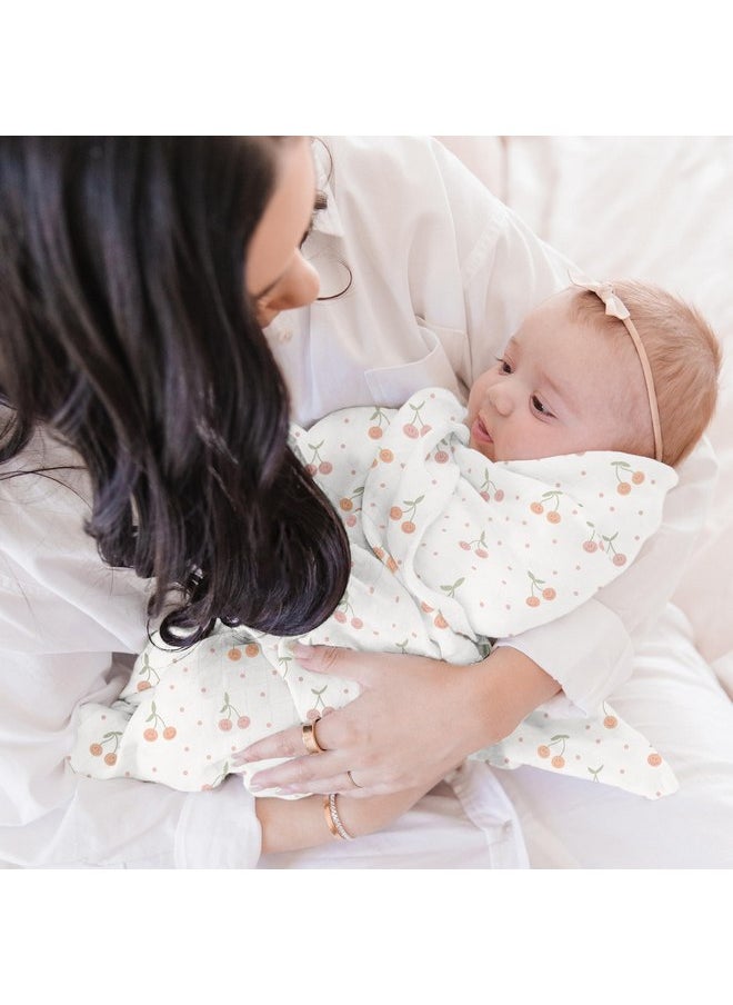 جوجوبي طقم بطانية قماط JuJuBe x Studio Oh! Baby Essentials - بطانيات قماط ناعمة ومريحة ومحايدة للأطفال حديثي الولادة لحفلات استقبال المولود وتسجيل المولود - أساسيات الحضانة - Cherry Cute  - Image 4