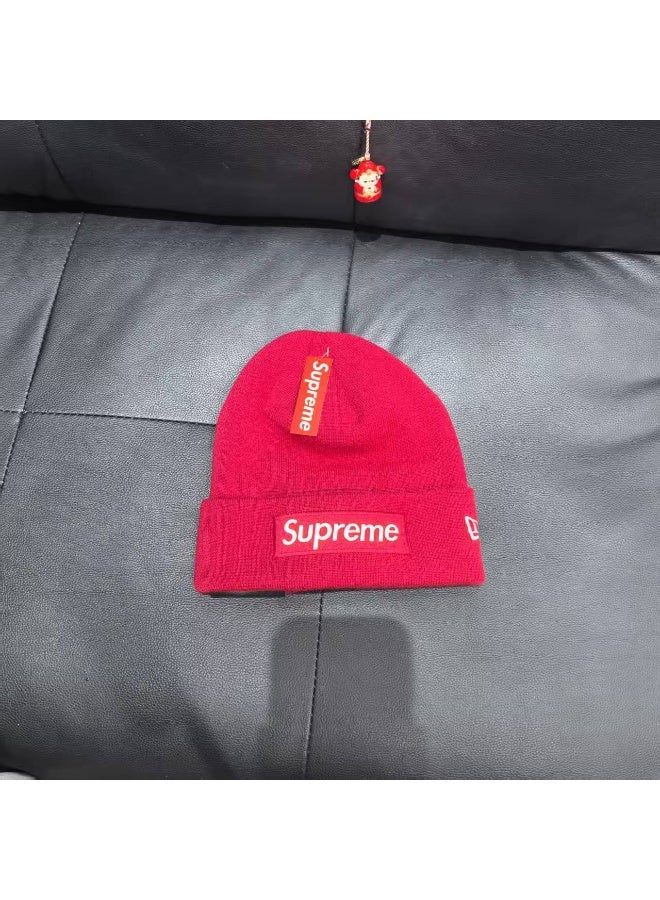 SUPREME قبعة محبوكة حمراء من Supreme x New Era - قبعة دافئة بأسلوب الشارع مع شعار الصندوق الكلاسيكي
