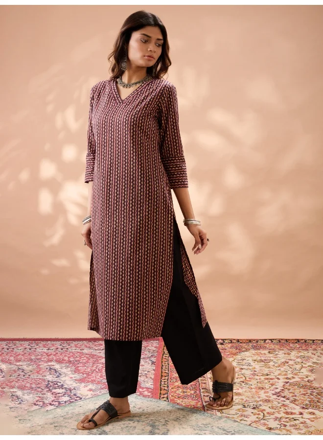 جلو باص طقم كورتا وبنطلون نسائي مستقيم بطول الساق ورقبة على شكل  بطبعة هندسية بلون عنابي