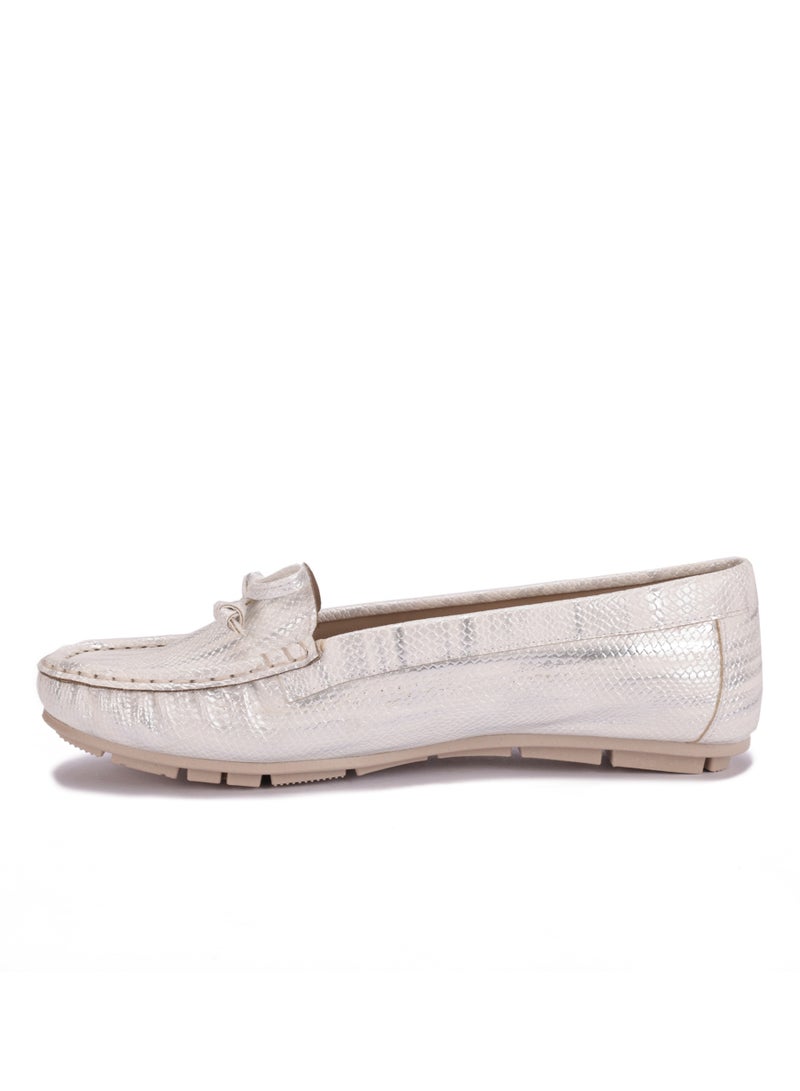Classic women's shoe - comfortable and lightweight design  - Image 4