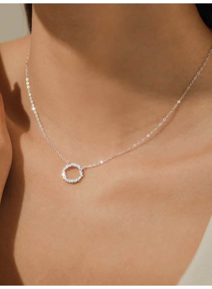 925 ستيرلنغ سيلفر تشارمز سلسال بقلادة فاخرة ناعمة مصنوعة من الفضة الإسترلينية عيار 925 بجودة عالية ودقة شديدة على شكل دائرة مفتوحة مجوفة مكوّنة من كريستالات صغيرة من حدر الزيركون اللامعة التي تشبه حبيبات الأماس البراقة مما يضفي إحساسًا بالحركة والتألق لتعطي مظهرا رائعا للأميرة التي تستحقها - Image 2