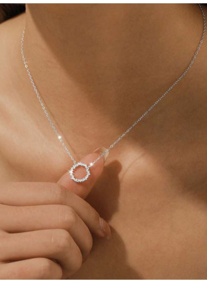 925 ستيرلنغ سيلفر تشارمز سلسال بقلادة فاخرة ناعمة مصنوعة من الفضة الإسترلينية عيار 925 بجودة عالية ودقة شديدة على شكل دائرة مفتوحة مجوفة مكوّنة من كريستالات صغيرة من حدر الزيركون اللامعة التي تشبه حبيبات الأماس البراقة مما يضفي إحساسًا بالحركة والتألق لتعطي مظهرا رائعا للأميرة التي تستحقها - Image 1