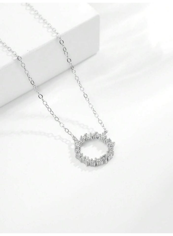 925 ستيرلنغ سيلفر تشارمز سلسال بقلادة فاخرة ناعمة مصنوعة من الفضة الإسترلينية عيار 925 بجودة عالية ودقة شديدة على شكل دائرة مفتوحة مجوفة مكوّنة من كريستالات صغيرة من حدر الزيركون اللامعة التي تشبه حبيبات الأماس البراقة مما يضفي إحساسًا بالحركة والتألق لتعطي مظهرا رائعا للأميرة التي تستحقها - Image 3