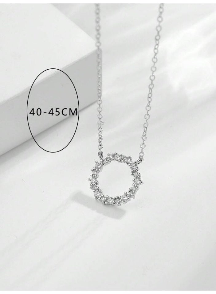 925 ستيرلنغ سيلفر تشارمز سلسال بقلادة فاخرة ناعمة مصنوعة من الفضة الإسترلينية عيار 925 بجودة عالية ودقة شديدة على شكل دائرة مفتوحة مجوفة مكوّنة من كريستالات صغيرة من حدر الزيركون اللامعة التي تشبه حبيبات الأماس البراقة مما يضفي إحساسًا بالحركة والتألق لتعطي مظهرا رائعا للأميرة التي تستحقها - Image 4