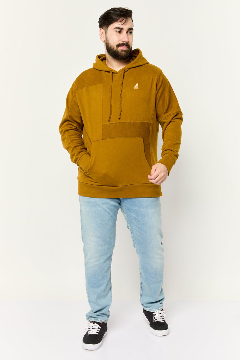 KANGOL سويت شيرت رجالي بقلنسوة وشعار مطرز بأكمام طويلة، زيتوني داكن - Image 2