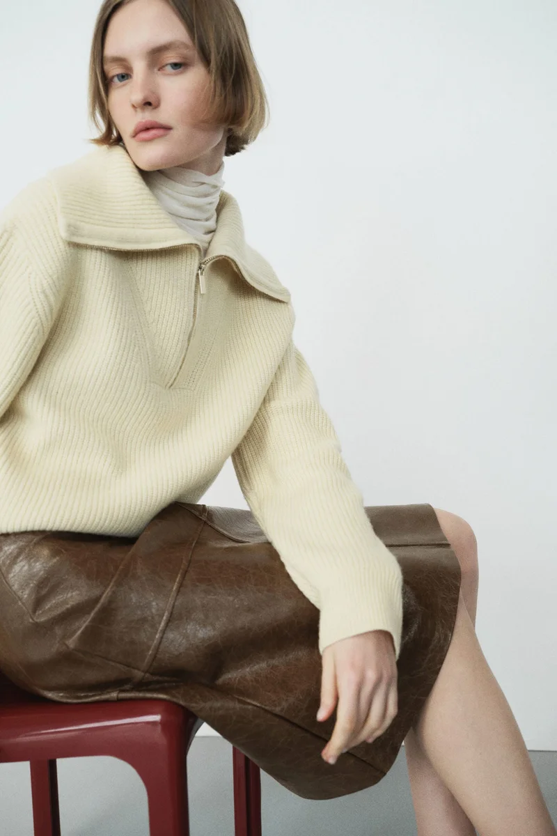 اتش اند ام تنورة من نسيج مطلي