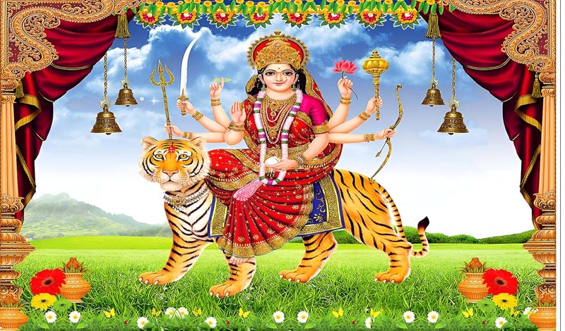 Backdropon قماش خلفية تصميم الإلهة مAA دورغا شيروالي مATA لتزيين البوجا التقليدي/ستارة خلفية للمهرجان بحجم 5 أقدام ارتفاع و8 أقدام عرض (5 * 8) - Image 1