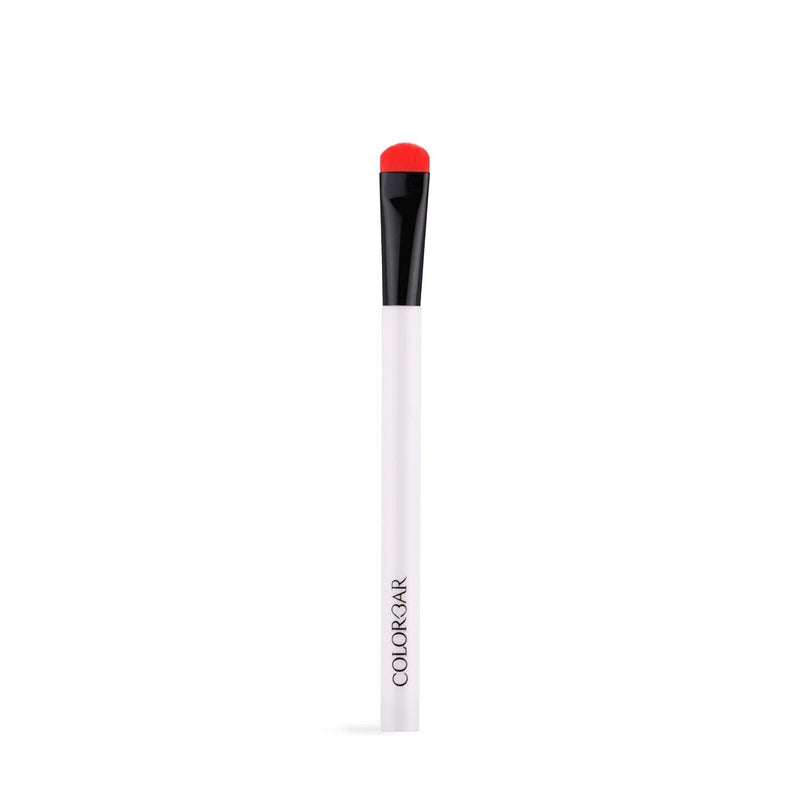Colorbar Eyelluring Eyeshadow Brush II Ultrasoft bristles II Small and rounded tip - Image 1
