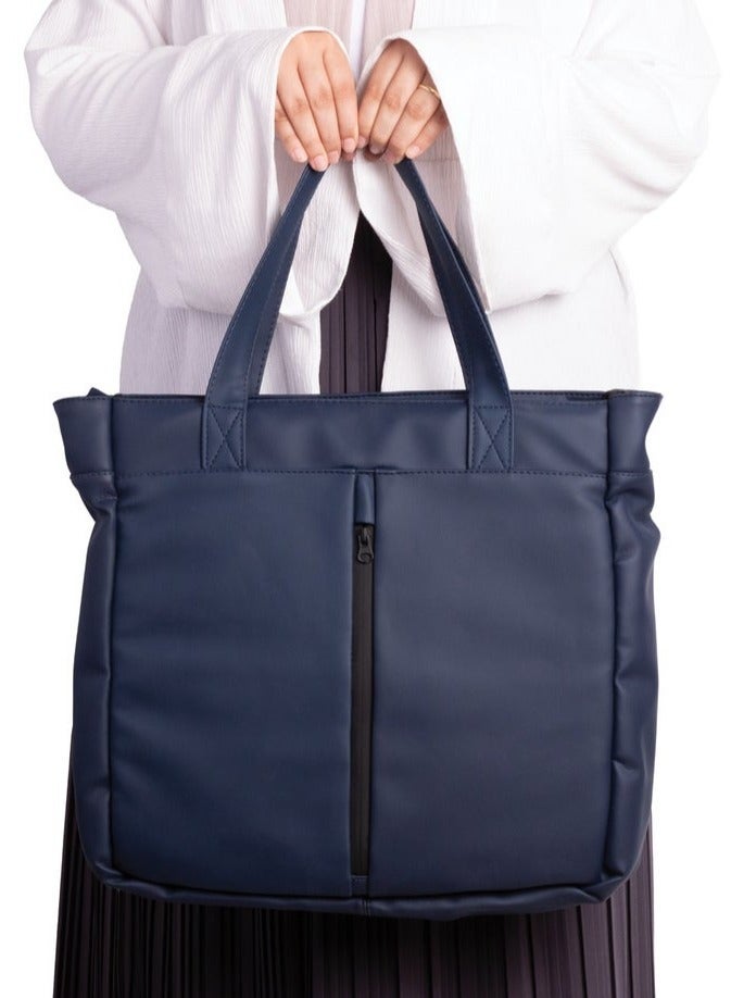 ايه ار سابلاي AR Tote Bag من Arij Bags | شنطة يد كبيرة للابتوب والاستخدام اليومي، بحزام كروس قابل للفك والتعديل، جيب رئيسي واسع، جيب لابتوب، جيوب داخلية متعددة، جيب أمامي سريع (39 × 38 × 12 سم) (كحلي) - Image 1