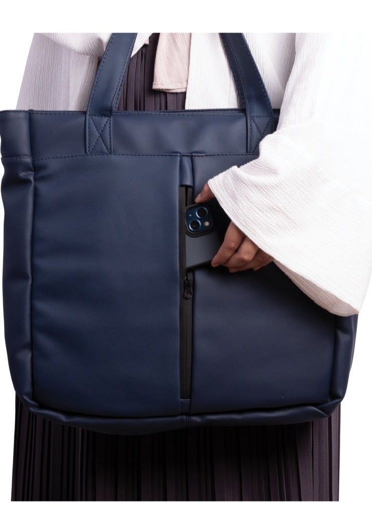 ايه ار سابلاي AR Tote Bag من Arij Bags | شنطة يد كبيرة للابتوب والاستخدام اليومي، بحزام كروس قابل للفك والتعديل، جيب رئيسي واسع، جيب لابتوب، جيوب داخلية متعددة، جيب أمامي سريع (39 × 38 × 12 سم) (كحلي) - Image 3