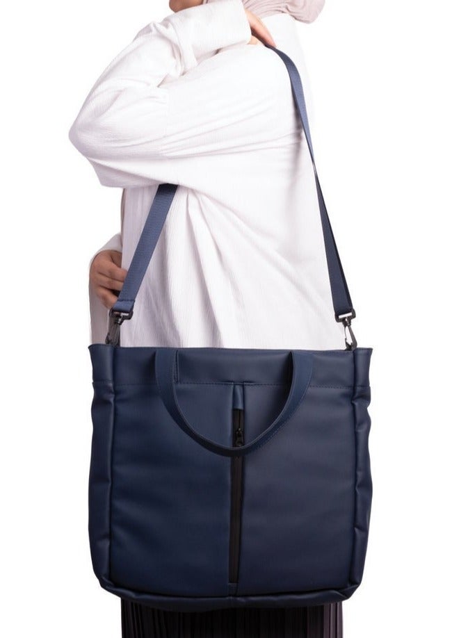 ايه ار سابلاي AR Tote Bag من Arij Bags | شنطة يد كبيرة للابتوب والاستخدام اليومي، بحزام كروس قابل للفك والتعديل، جيب رئيسي واسع، جيب لابتوب، جيوب داخلية متعددة، جيب أمامي سريع (39 × 38 × 12 سم) (كحلي) - Image 5