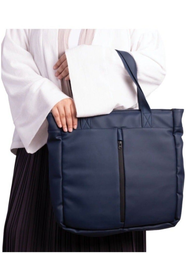 ايه ار سابلاي AR Tote Bag من Arij Bags | شنطة يد كبيرة للابتوب والاستخدام اليومي، بحزام كروس قابل للفك والتعديل، جيب رئيسي واسع، جيب لابتوب، جيوب داخلية متعددة، جيب أمامي سريع (39 × 38 × 12 سم) (كحلي) - Image 2