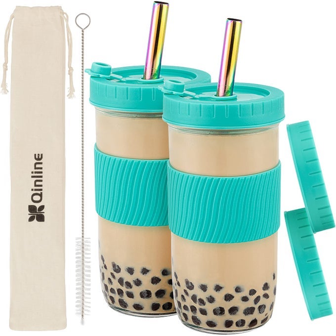 REUSABLE GLASS MASON JARS CUPS WITH LIDS AND STRAWS SILICONE SLEEVES 2 PACK 24OZ WIDE MOUTH SMOOTHIE CUPS GLASS BUBBLE TEA CUP LEAKPROOF DRINKING GLASSES WATER BOTTLE TRAVEL TUMBLER FOR LARGE PEARL