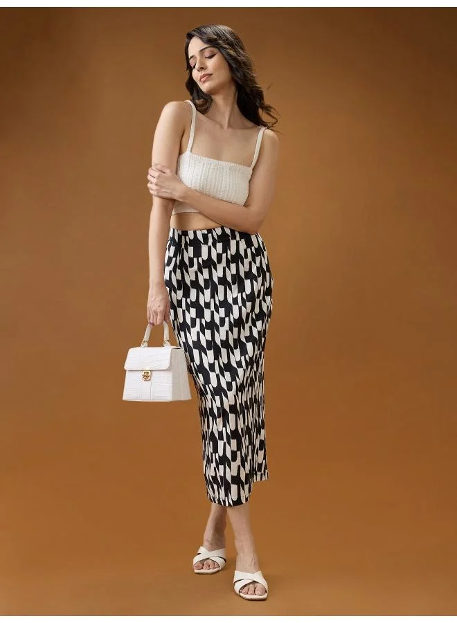 جلو باص جوبس تنورة ميدي مستقيمة بفتحة خلفية وخصر متوسط باللونين الأسود والأبيض بتصميم تجريدي للنساء