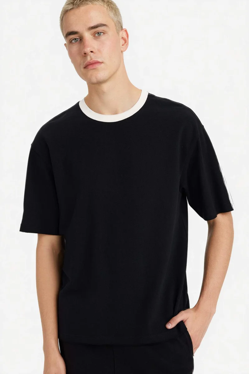 ديفاكتو Regular Fit Crew Neck Short Sleeve T-Shirt