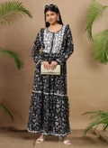 الايا أسود