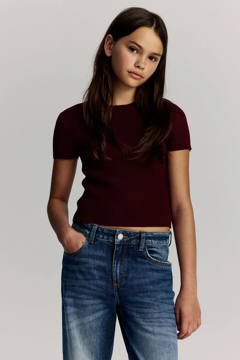 اتش اند ام بلوزة قصيرة من خامة مرنة