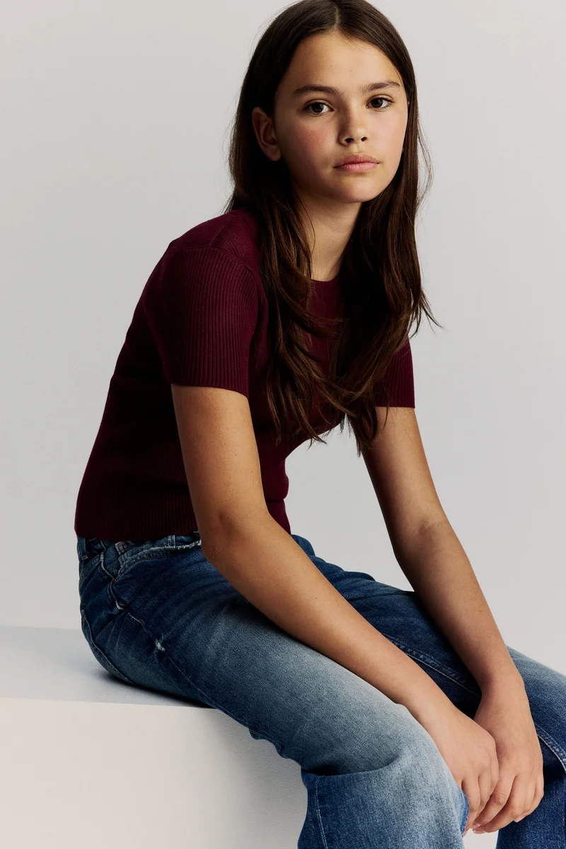 اتش اند ام بلوزة قصيرة من خامة مرنة