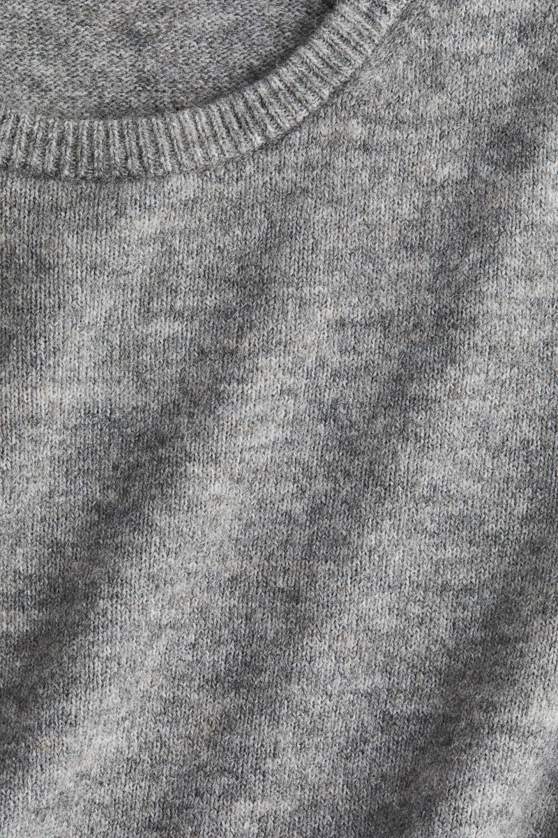 اتش اند ام كنزة محبوكة من نسيج ناعم