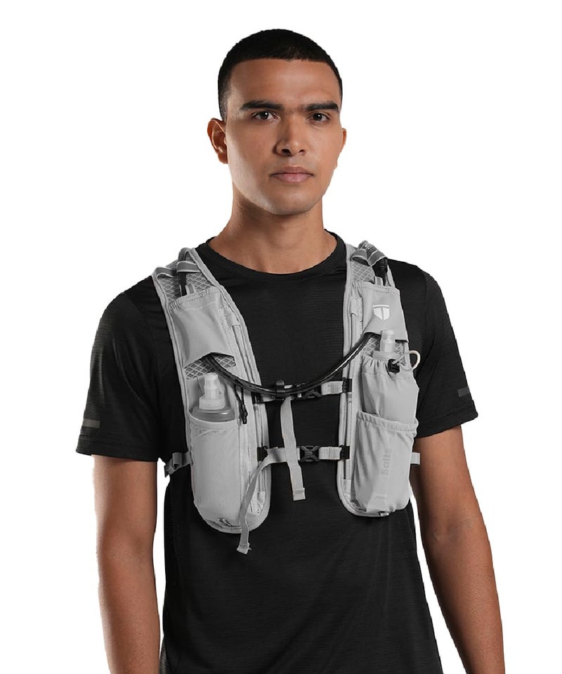 TEGO سترة ترطيب بايسر تريل | حقيبة ترطيب للجري والمشي | سترة جري قابلة للتعديل مع تخزين، حقيبة خزان ومفاصيل عاكسة | متوافقة مع زجاجات الماء اللينة و2 لتر من المثانة (رمادي) - Image 2