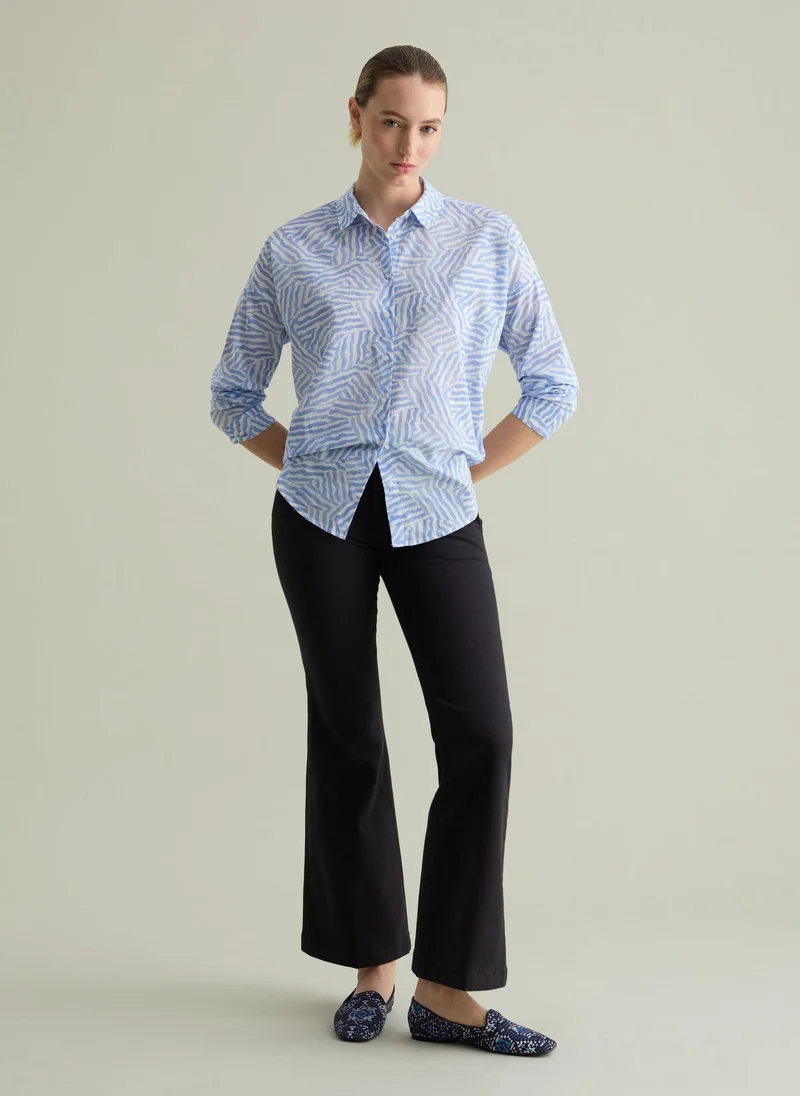 او في اس أبيض/أزرق فاتح