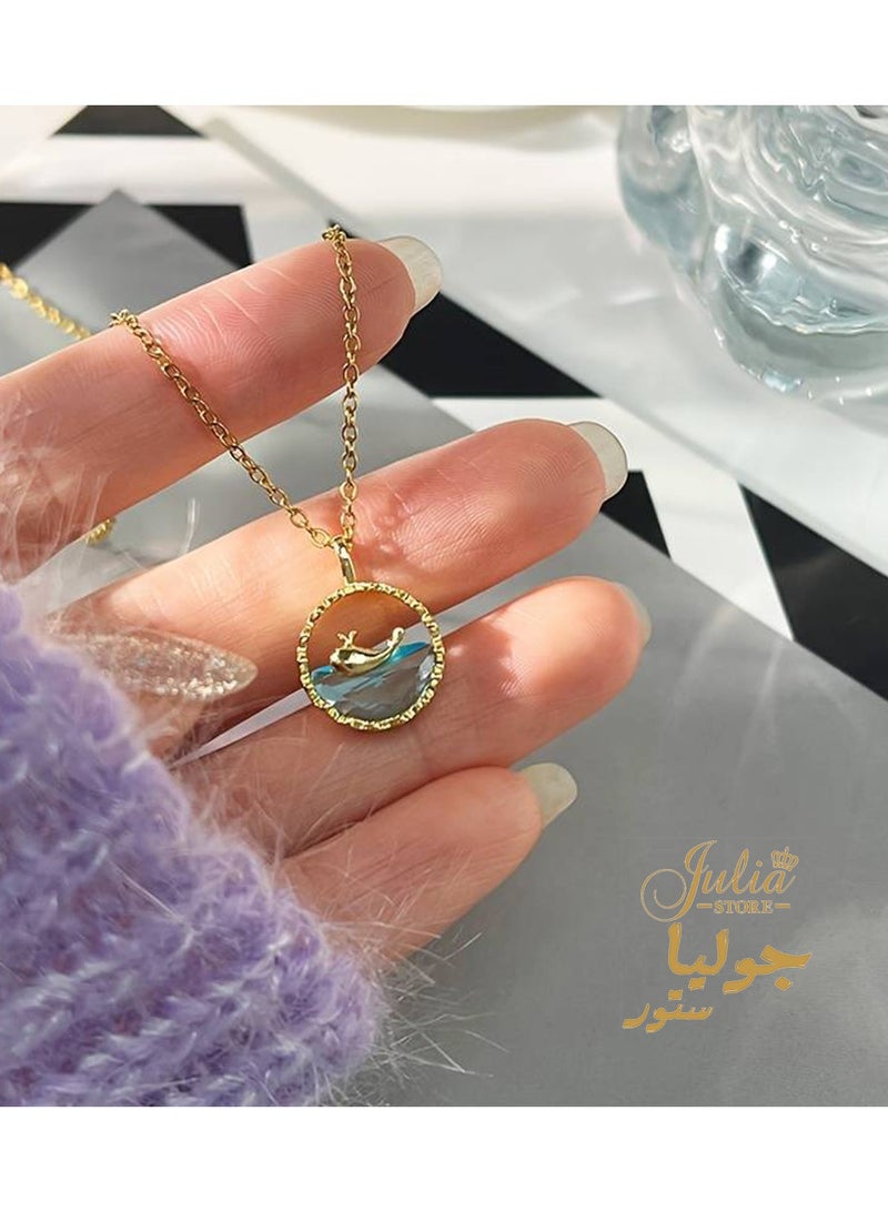 جوليا ستور قلادة على شكل حوت من الفولاذ المقاوم للصدأ مطلية بالذهب 18 قيراط - Image 1