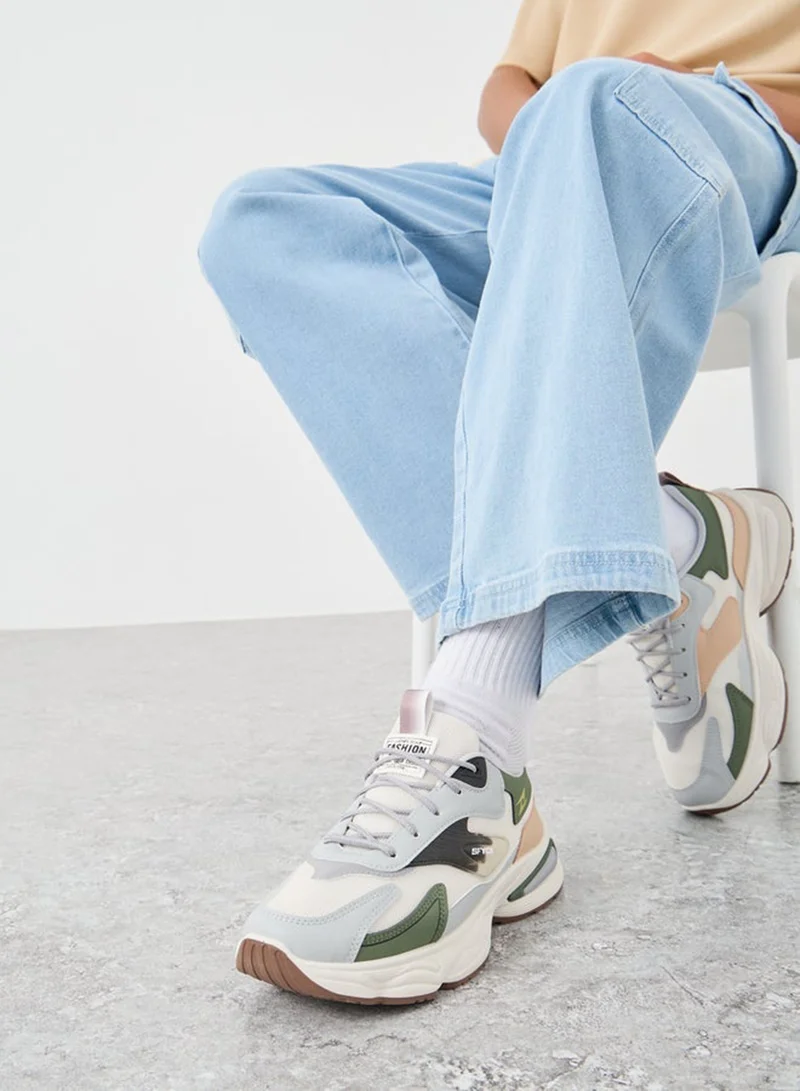 تايك تو حذاء رياضي برباط ونعل سميك ومزخرف