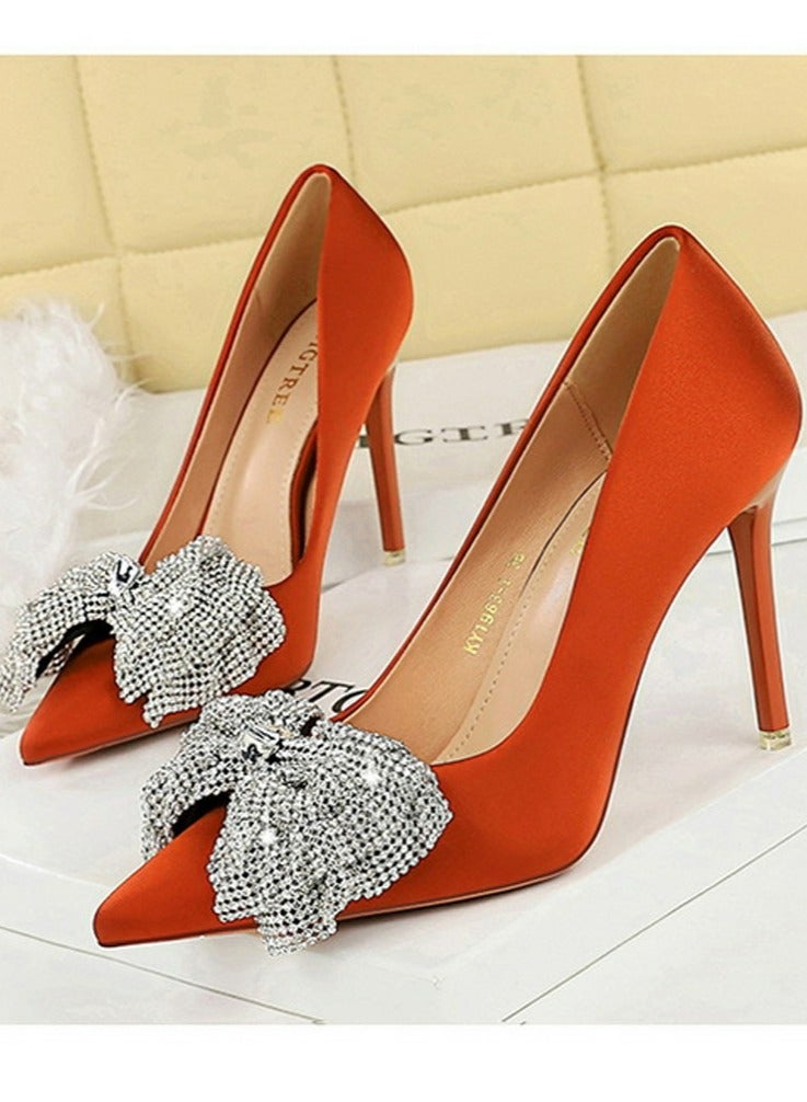 بيج تري المرأة الساتان مغلق أشار إصبع القدم مضخة الراينستون قوس الديكور كعب عالي برتقالي 10.5CM - Image 1