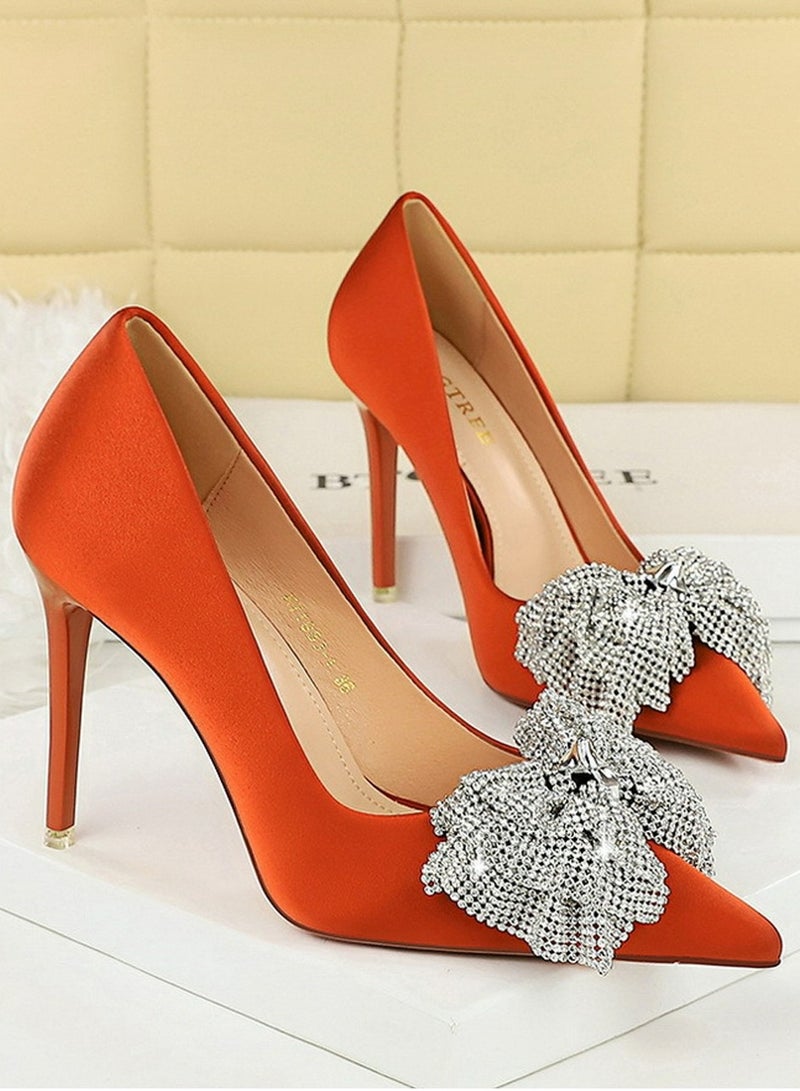 بيج تري المرأة الساتان مغلق أشار إصبع القدم مضخة الراينستون قوس الديكور كعب عالي برتقالي 10.5CM - Image 2