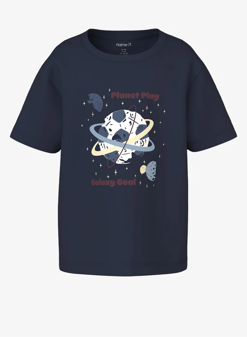 نيم ات تيشيرت جرافيك برقبة دائرية للأطفال