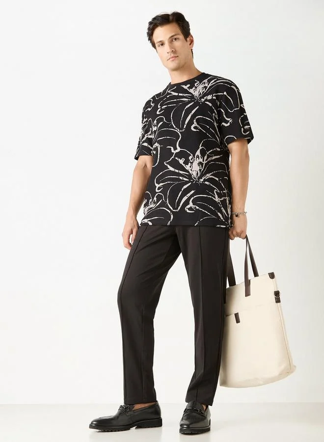 ايكونيك تيشيرت بياقة ضيقة وأكمام قصيرة وطبعات من آيكونيك