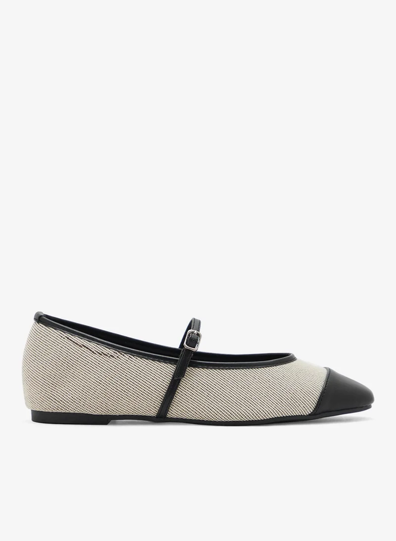 ايلا حذاء مسطح ماري جين مربع اللون