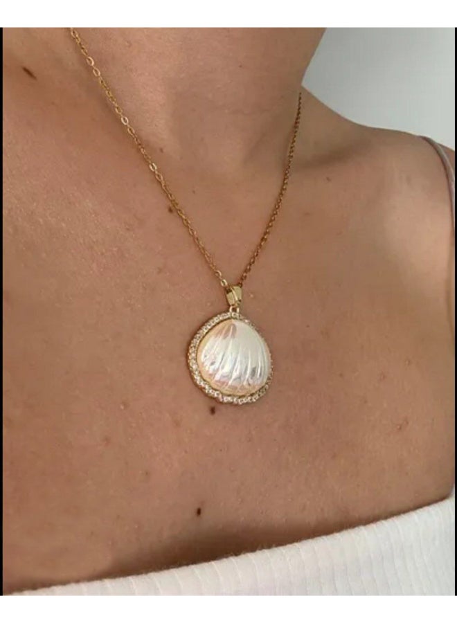 The Black Pearl Accessories Golden Stainless Steel Glowy White Clamshell Penant Necklace - Image 2