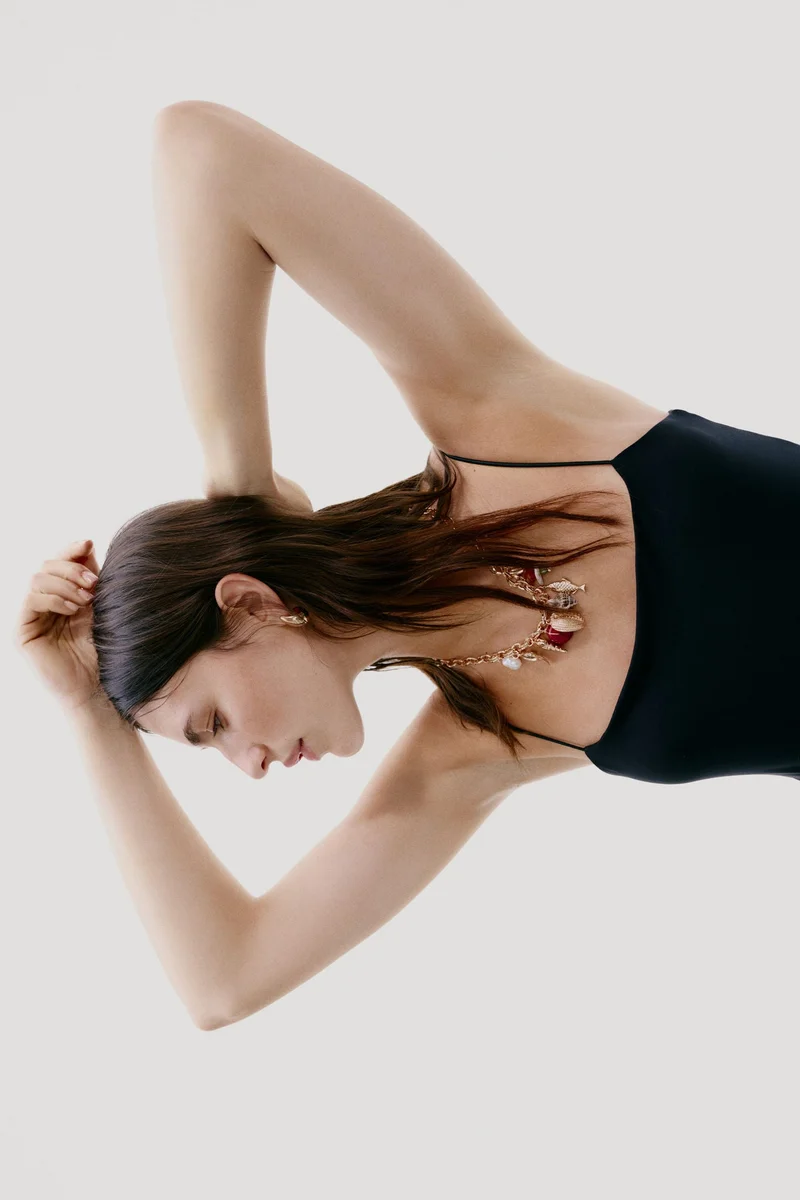 اتش اند ام قلادة من سلاسل مزيّنة بحلية