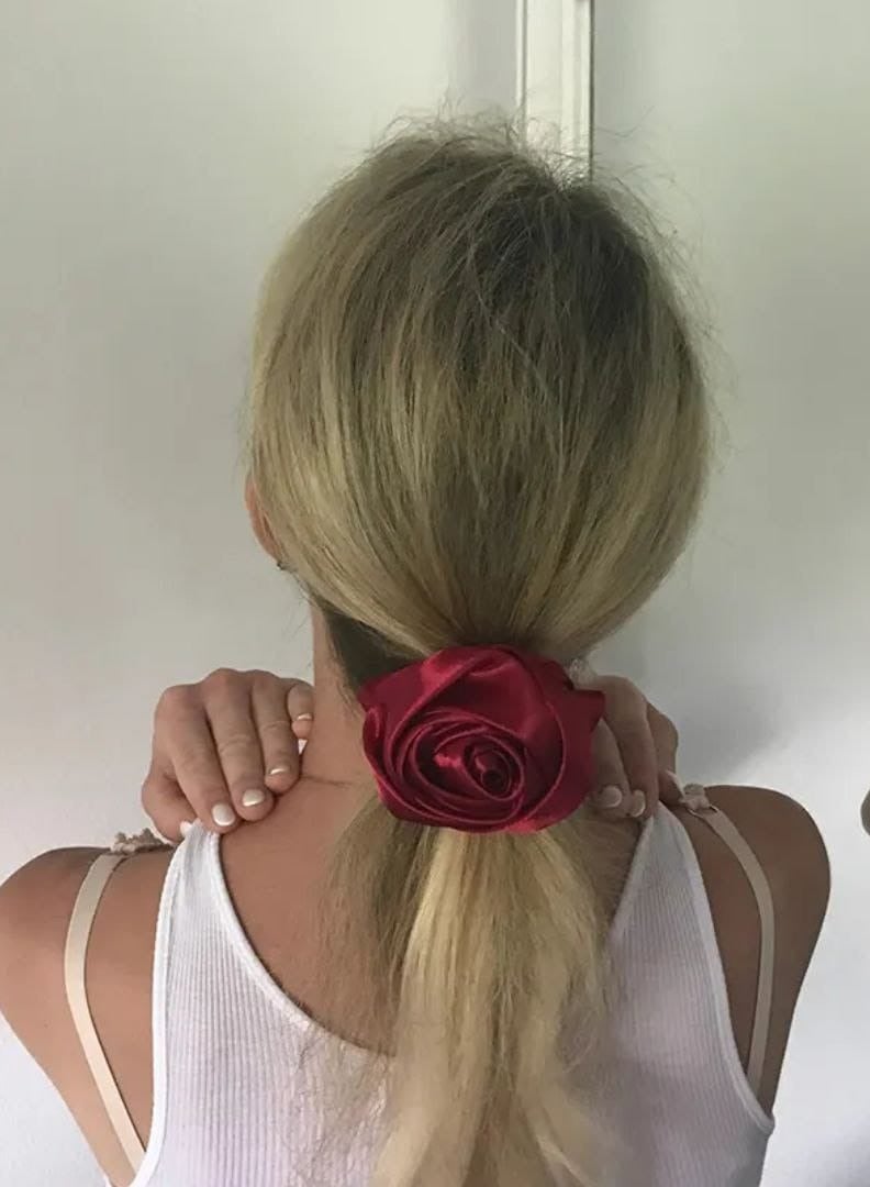 توكه إستك ورده رقيقة بتصميم مميز يخلي البنوتة أجمل وأشيك. خامتها مريحة وثابتة على الشعر، تضيف لمسة أنوثة ونعومة لأي إطلالة سواء في الخروجات اليومية أو المناسبات متاحه بالوان متعدده - Image 1