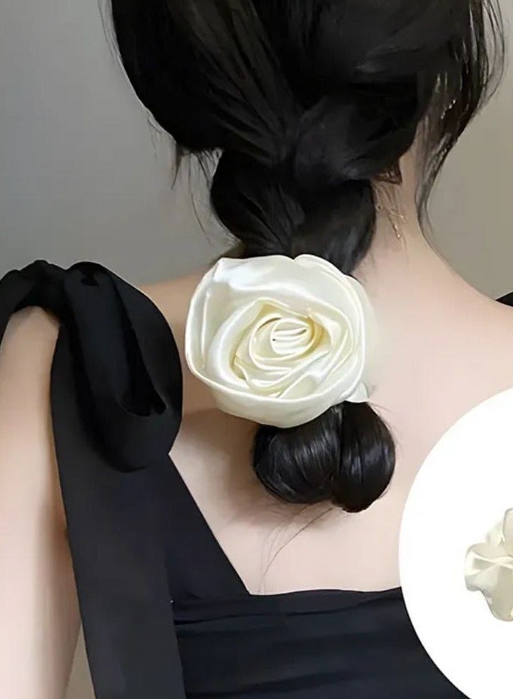 توكه إستك ورده رقيقة بتصميم مميز يخلي البنوتة أجمل وأشيك. خامتها مريحة وثابتة على الشعر، تضيف لمسة أنوثة ونعومة لأي إطلالة سواء في الخروجات اليومية أو المناسبات متاحه بالوان متعدده - Image 2