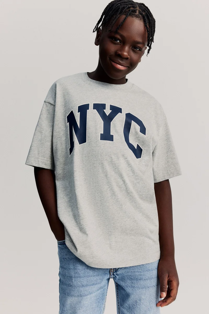 اتش اند ام تي-شيرت قطني مزين بطبعات