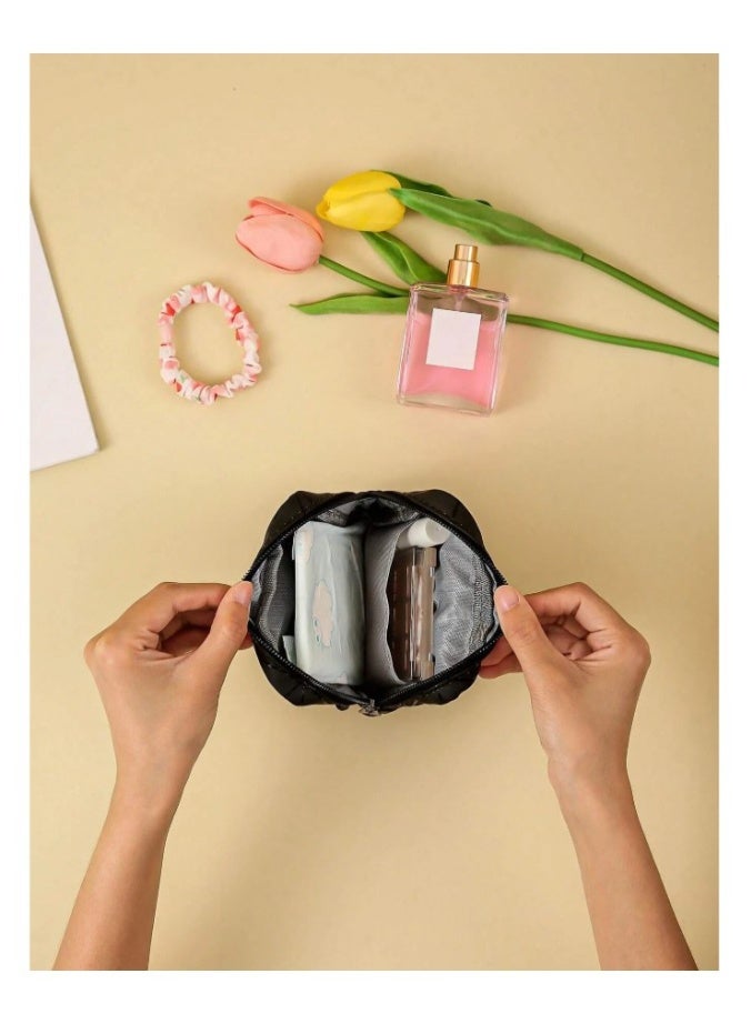 حقيبة تخزين محمولة سوداء قطعة واحدة مثالية للفوط الصحية ومستحضرات التجميل وأحمر الشفاه وسماعات الأذن والضروريات الصغيرة حقيبة بسحاب للسفر أو الاستخدام في غرفة النوم - Image 4