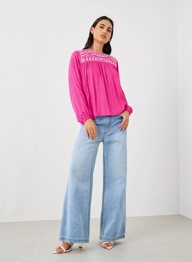 ستايلي بلوزة بتفاصيل مُطرزة وقصة مريحة