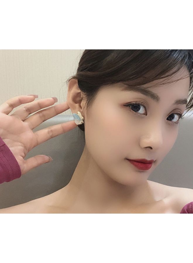 أقراط بتصميم فراشات