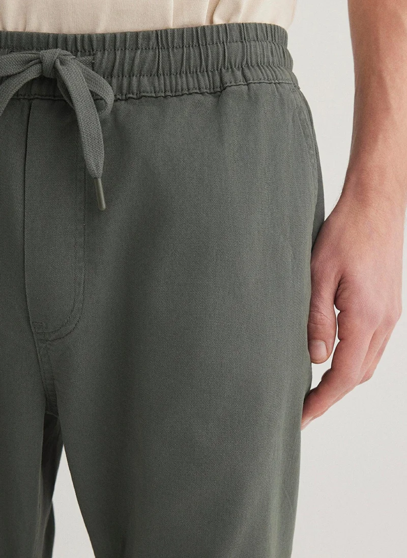 مافي بنطلون أخضر