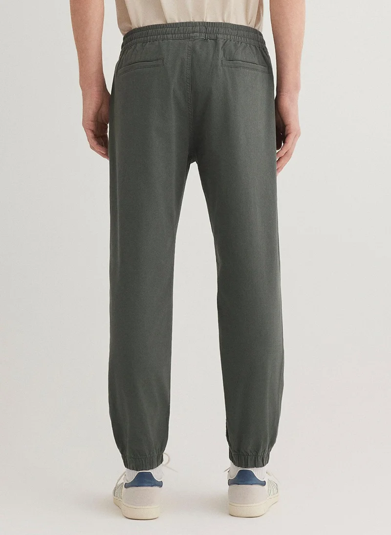 مافي بنطلون أخضر