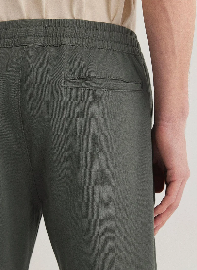 مافي بنطلون أخضر