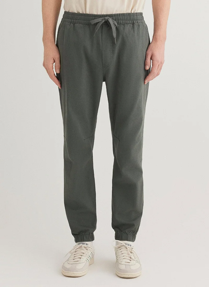 مافي بنطلون أخضر