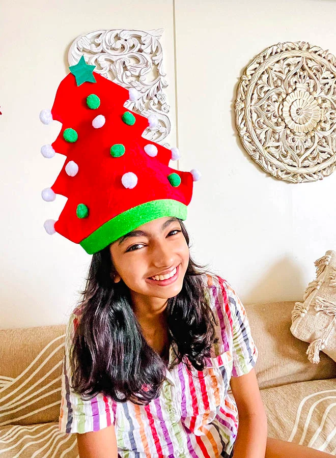 ليتل سربرايز بوكس قبعة حفلة عيد الميلاد المخملية على شكل شجرة عيد الميلاد مع بوم بوم أحمر ثلاثي الأبعاد