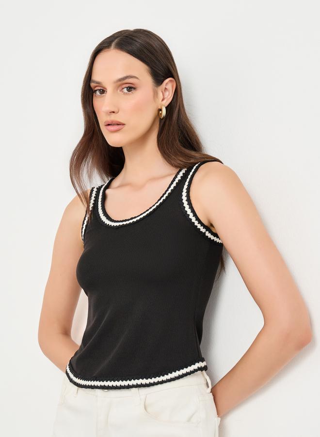 ستايلي بلوزة بلا أكمام سوداء مضلعة بحواف متباينة - Image 1